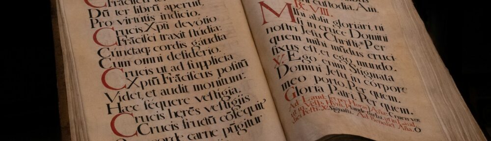 Libro liturgico latino aperto, con le iniziali rubricate in rosso, copertina dell'articolo su Baudolino di Umberto Eco
