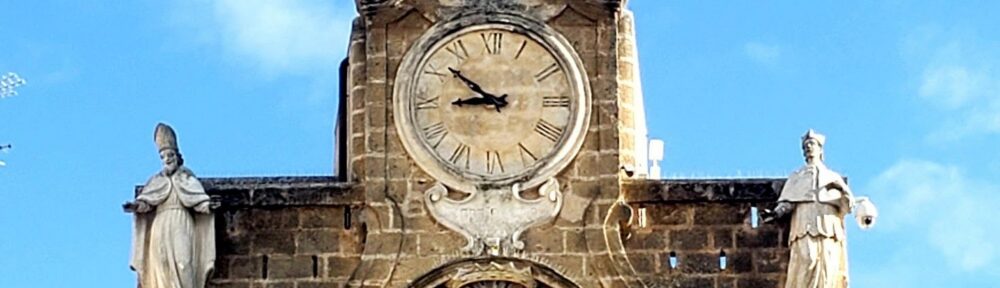 La sommità del palazzo del Sedile a Oria con le statue di San Barsanofio e Carlo Borromeo ai lati dell'orologio