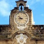 La sommità del palazzo del Sedile a Oria con le statue di San Barsanofio e Carlo Borromeo ai lati dell'orologio