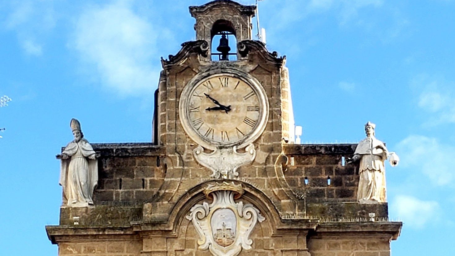 La sommità del palazzo del Sedile a Oria con le statue di San Barsanofio e Carlo Borromeo ai lati dell'orologio