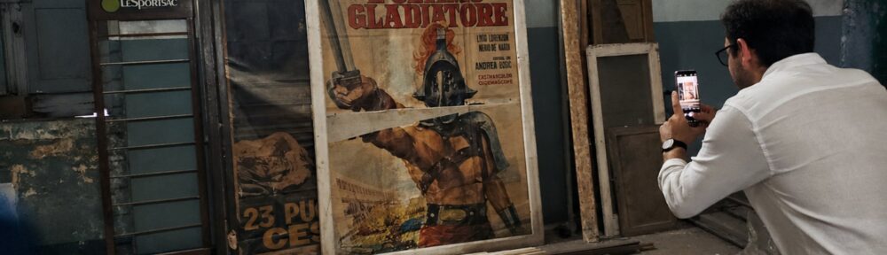Un manifesto del film L'ultimo gladiatore dentro l'ex cinema Massa, uno dei luoghi del cinema di Oria