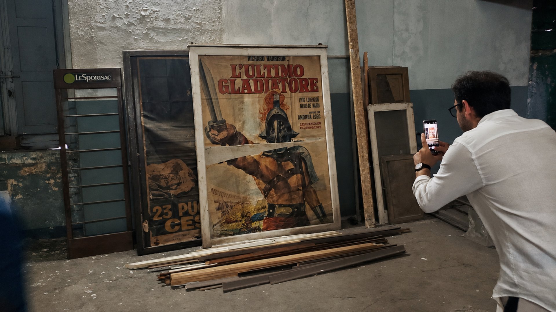 Un manifesto del film L'ultimo gladiatore dentro l'ex cinema Massa, uno dei luoghi del cinema di Oria