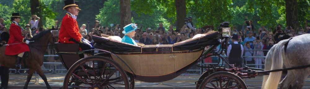 La regina Elisabetta II in carrozza scoperta davanti alla folla che la fotografa, immagine per la fine del Novecento