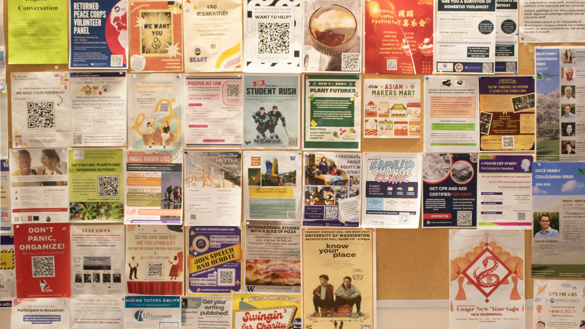 Una bacheca di sughero coperta di volantini colorati di corsi ed eventi, come il mare di offerte tra cui scegliere un workshop di recitazione