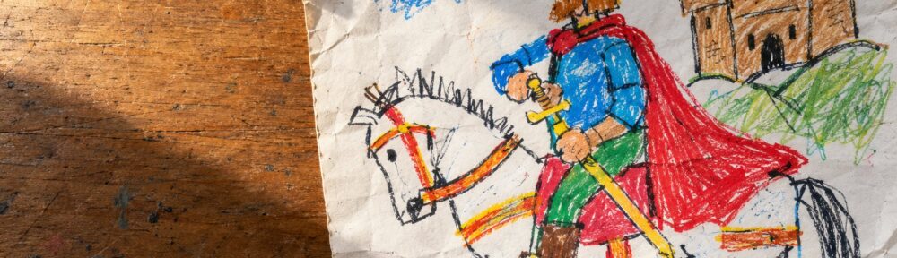 Disegno infantile di un re a cavallo su un banco di scuola, il premio che la pubblicità di un volantino promise a un bambino