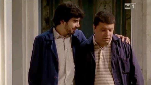 Giuseppe Vitale, a destra, nei panni del bidello Mario Carrisi in Tutta la musica del cuore su Rai1